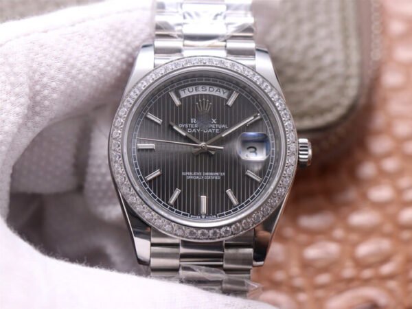 1:1 SUPER REPLICA ROLEX DAY DATE M228349RBR-0008 EW FACTORY DIAMOND-SET BEZEL