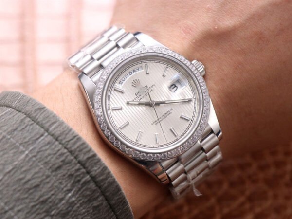 1:1 SUPER REPLICA ROLEX DAY DATE M228349RBR-0007 EW FACTORY DIAMOND-SET BEZEL