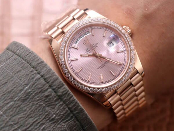 1:1 SUPER REPLICA ROLEX DAY DATE M228345RBR-0010 EW FACTORY DIAMOND-SET BEZEL