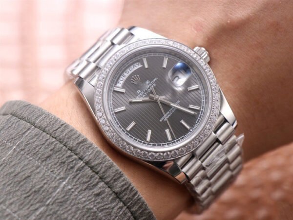 1:1 SUPER REPLICA ROLEX DAY DATE M228349RBR-0008 EW FACTORY DIAMOND-SET BEZEL