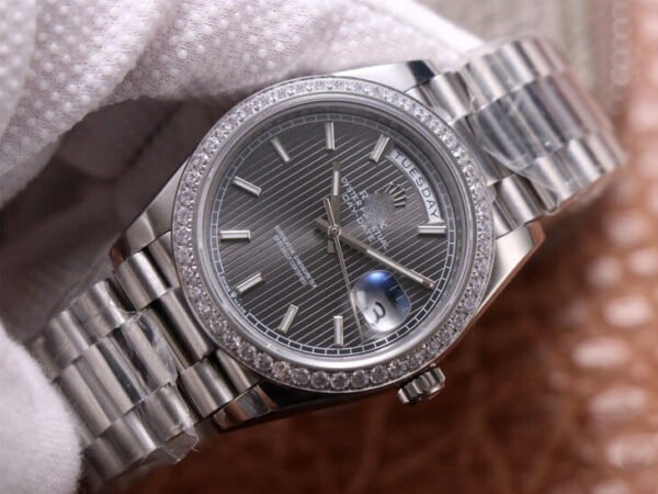 1:1 SUPER REPLICA ROLEX DAY DATE M228349RBR-0008 EW FACTORY DIAMOND-SET BEZEL