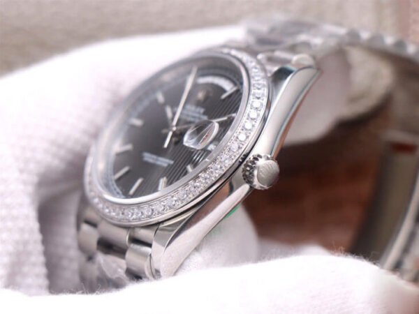 1:1 SUPER REPLICA ROLEX DAY DATE M228349RBR-0008 EW FACTORY DIAMOND-SET BEZEL