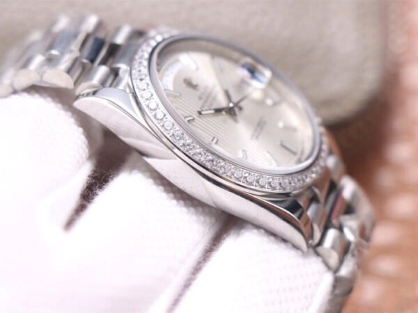 1:1 SUPER REPLICA ROLEX DAY DATE M228349RBR-0007 EW FACTORY DIAMOND-SET BEZEL