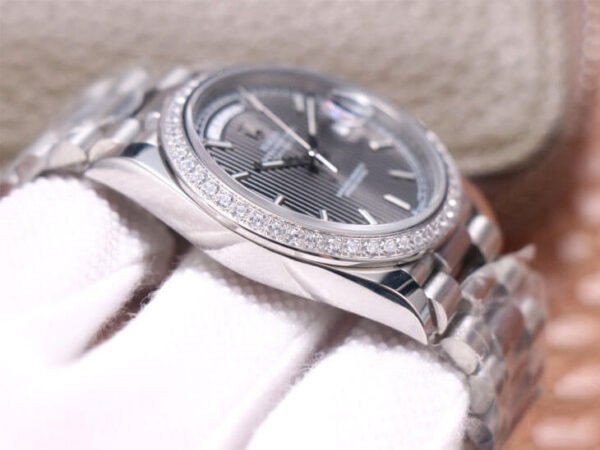 1:1 SUPER REPLICA ROLEX DAY DATE M228349RBR-0008 EW FACTORY DIAMOND-SET BEZEL